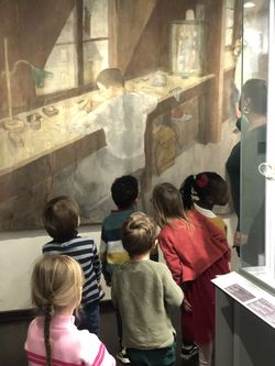 Enfant regardant un tableau